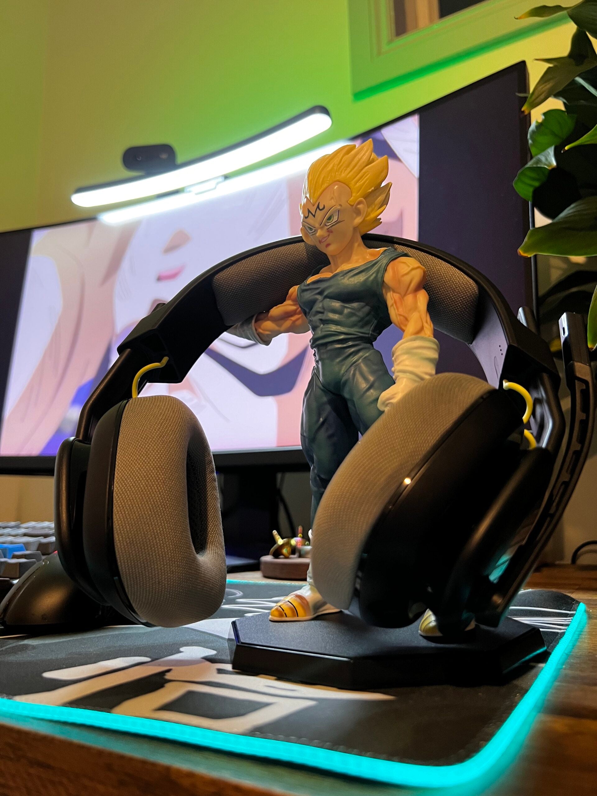 24cm Vegeta Headphone Rest